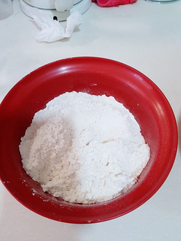 將低筋麵粉跟泡打粉混合