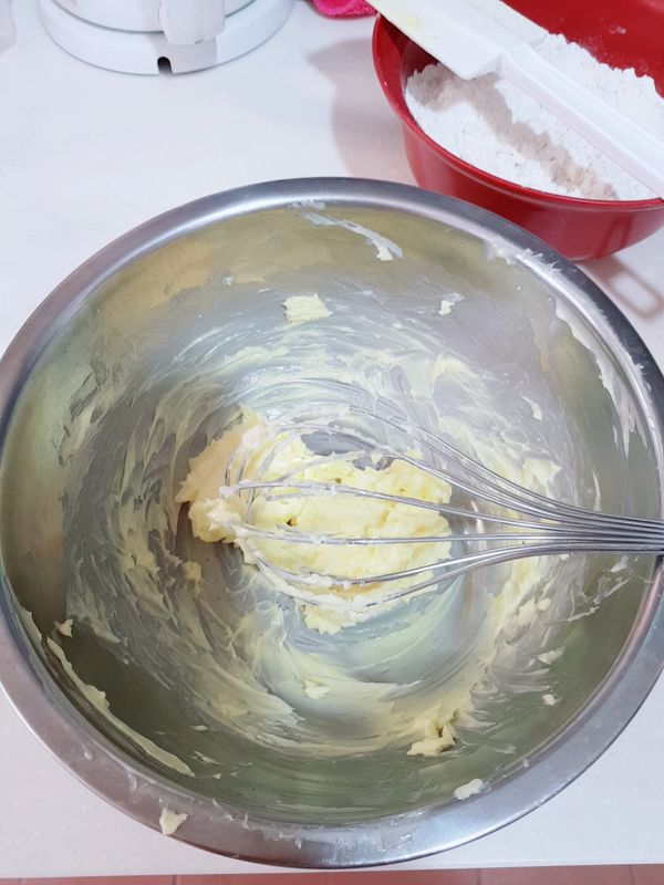 用攪拌器將奶油和鹽打至軟化