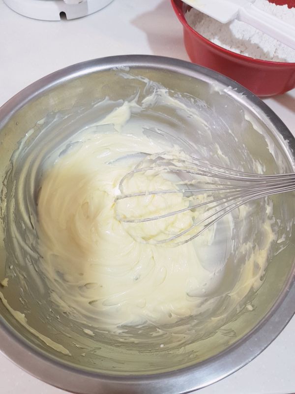 加入糖粉打至奶油蓬鬆泛白