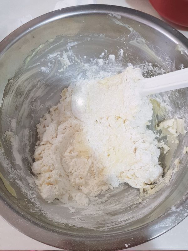 篩入粉類用刮刀拌至看不到粉為止
*誤過度攪拌