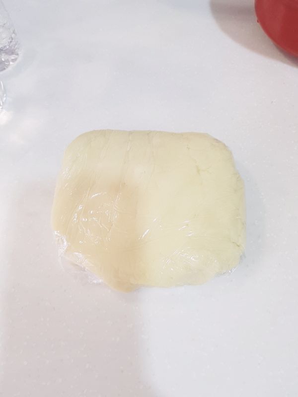 混合好後整合成團，用保鮮膜包覆，放至冰箱冷藏15分鐘