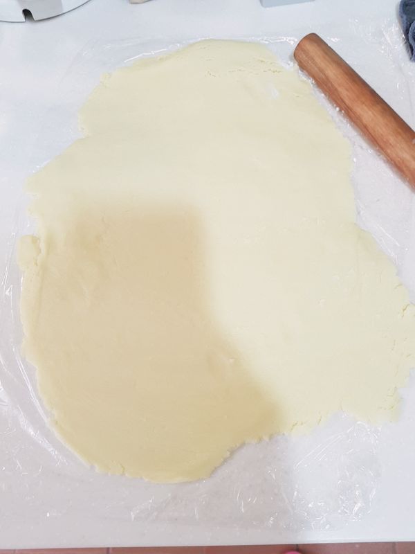 冷藏好後取出，用擀面棍擀至2~3mm，用模型壓出形狀，放至鋪有烘培紙的烤盤上