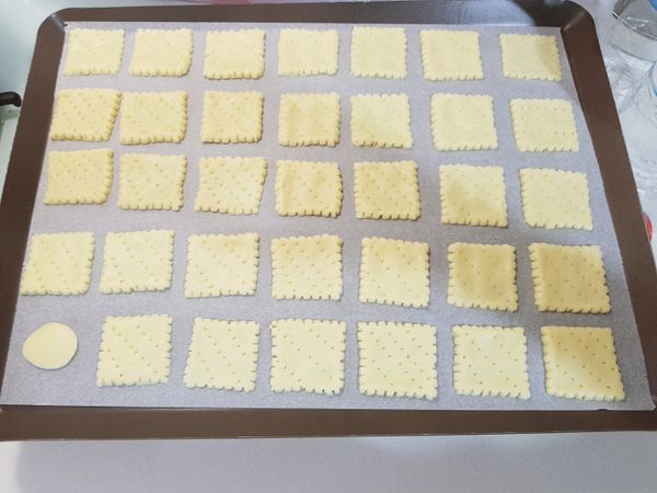 麵團全部壓好後，用叉子壓餅乾的四邊、中間戳洞，用完之後再次放入冰箱冷藏15分鐘，冷藏時同時以180度預熱烤箱