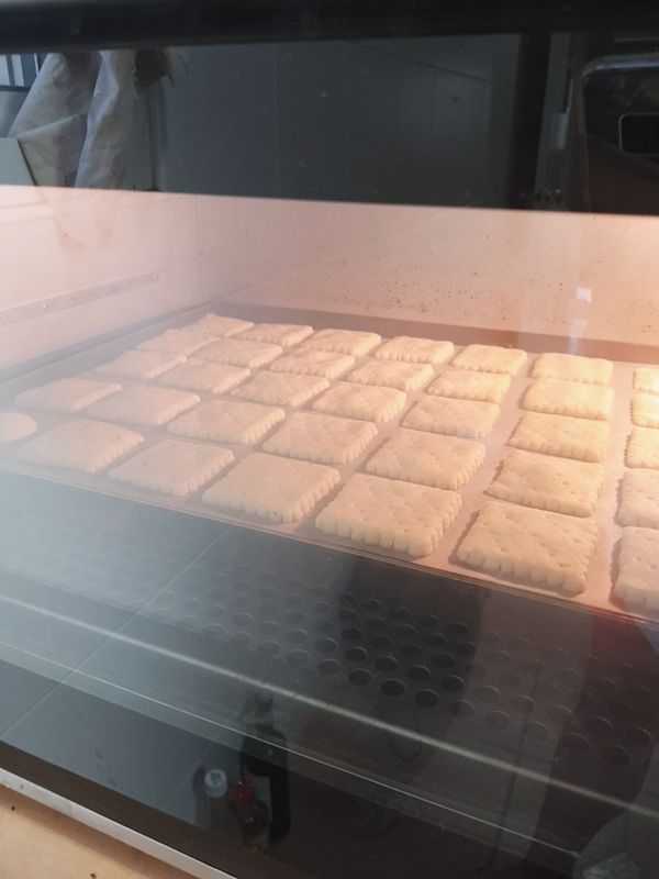 15分鐘後取出，放入烤箱以180度烤20分鐘，觀察餅乾上色程度，烤至四邊微焦，即可出爐