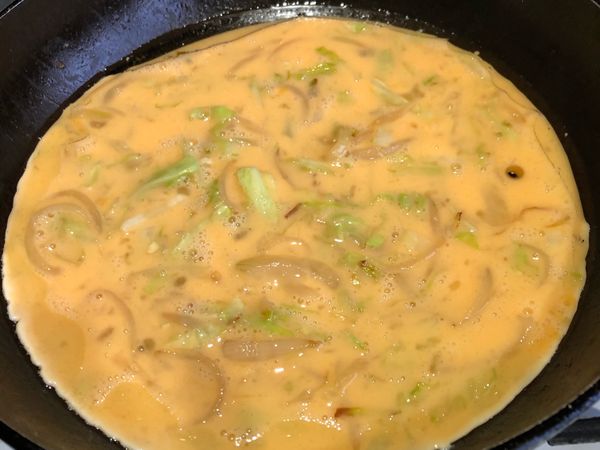 將蛋液倒入鍋內製作滑蛋。
（❗️注意：必須是熱鍋涼油，天津飯的靈魂就是蛋不能煮的太熟太老，煮至大約6.7分熟，還有些許液體狀蛋液即可起鍋放置米飯上❗️）