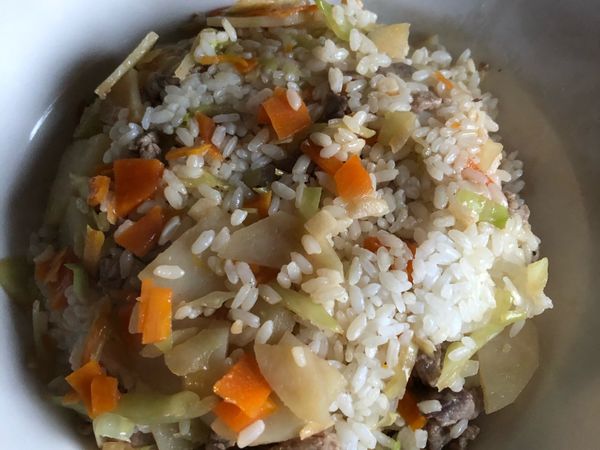 將紅蘿蔔絲、馬鈴薯絲、肉絲翻炒，盛碗與米飯攪拌均勻
（❗️如果使用正規香菇與蟹肉絲製作方式，此步驟可以省略，不過因為我很愛吃青菜，才多了這個步驟❗️）