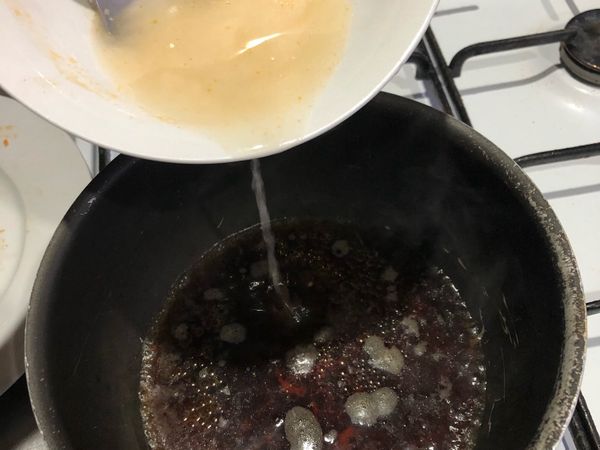 製作醬汁，將醬汁除了澱粉與香油，其他全部混合攪拌均勻，倒入鍋內煮滾後，加入水澱粉勾芡，待湯汁變濃稠後加入少許香油即可。