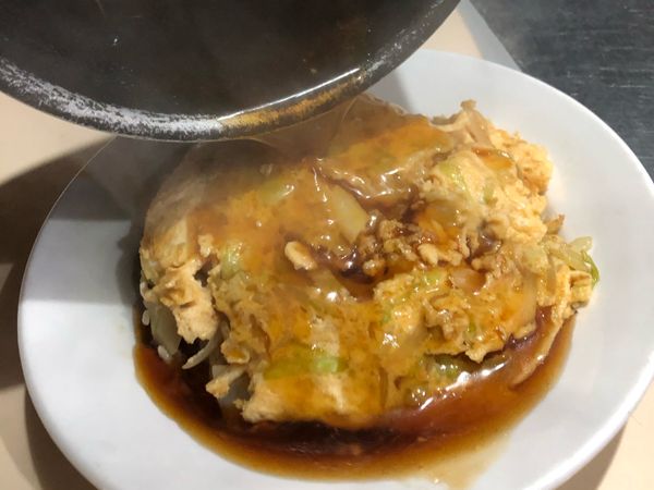 將醬汁完全淋在蛋皮上，就完成啦😚😚