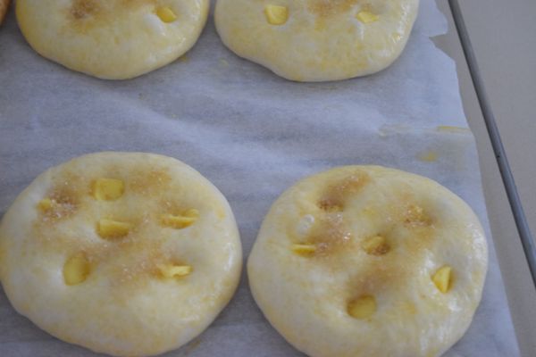 麵團表面刷上一層蛋液，將冰奶油丁放在孔洞裡。表面撒上適量黃砂糖。放入預熱至180度C的烤箱中烘烤18~20分鐘。