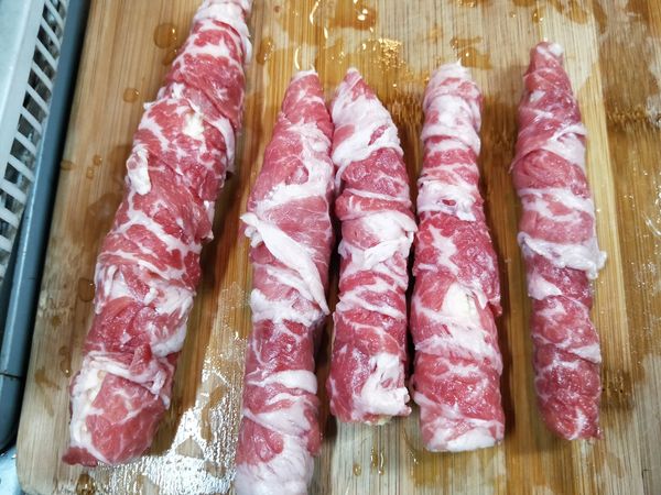 取牛肉薄片，一圈一圈捲上去
