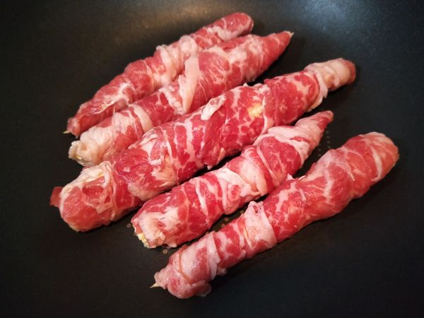 乾鍋下鍋，利用牛肉本身釋放出來的油脂來煎