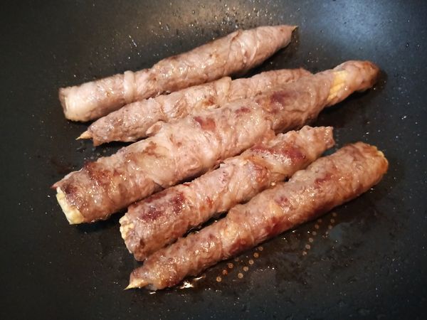 慢慢翻轉，把每一面都煎到