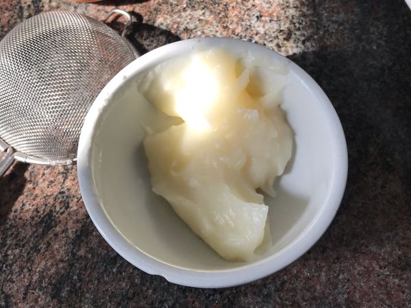 先製作湯種，把麵粉和水倒進鍋裏，煮成糊狀，放涼備用。