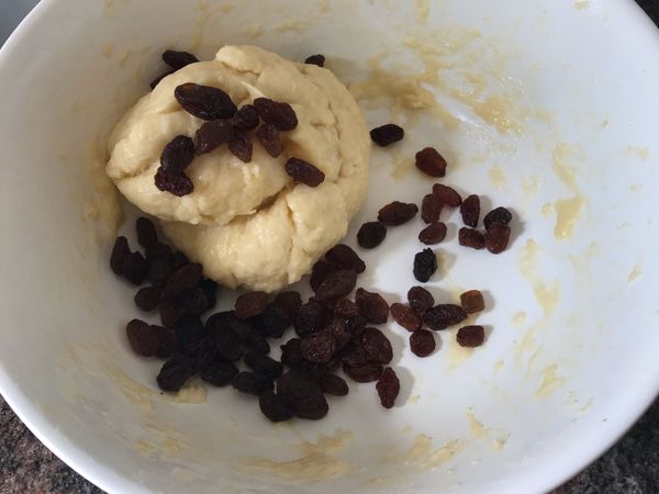 將高篩麵粉過篩，放入水、雞蛋、酵母粉、鹽、糖及湯種拌勻，揉5-8分鐘，再加入已軟化的奶油揉至油分被粉團吸收，最後加入葡萄乾。