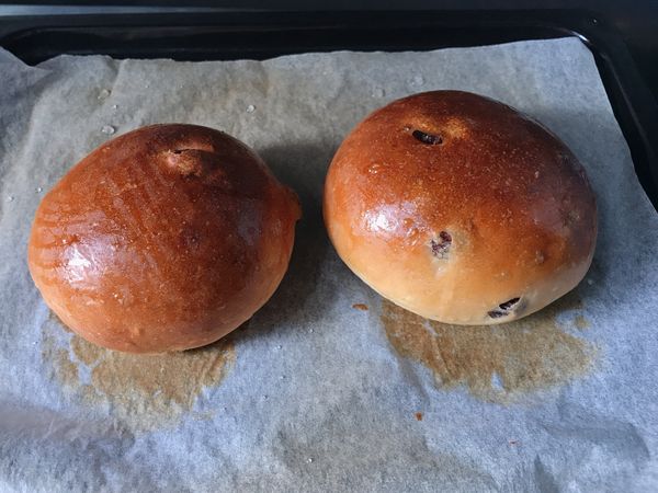 最後，放進烤箱以170度烤18分鐘。取出時，再將糖水掃上。