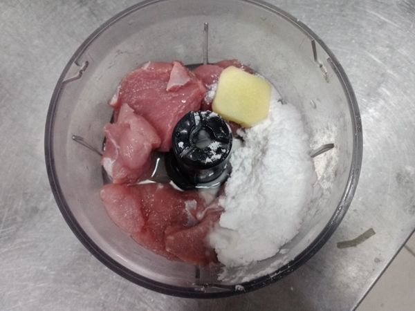 首先把所有材料放進調理機打成泥