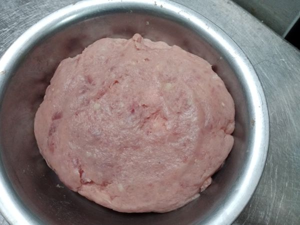 打成泥後用手稍微揉捏一下