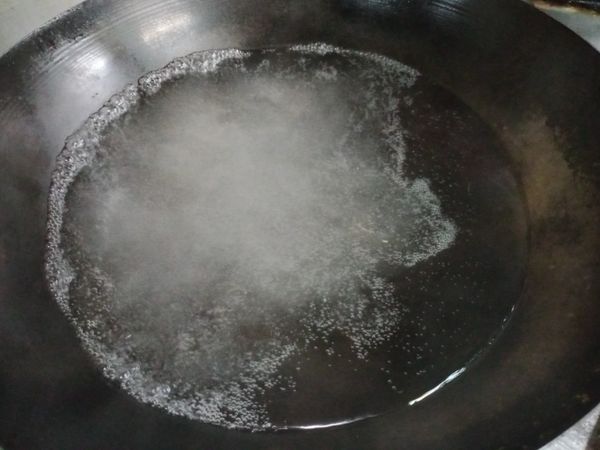 燒一鍋適量的水
燒到冒小泡還沒滾到時候轉小火開始沿著鍋邊放入肉丸