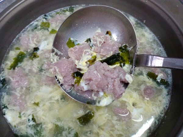 我用同樣的水加入蛋花海帶芽簡單調味
變成一鍋肉丸湯