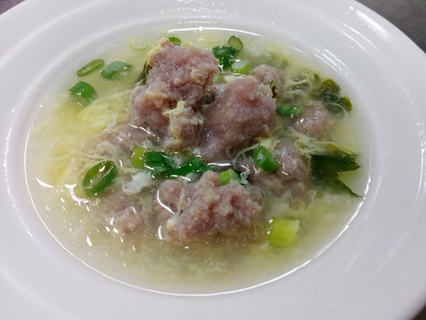 參考大陸的食譜
吃起來不像肉羹也不像貢丸
比較接近麵疙瘩的感覺