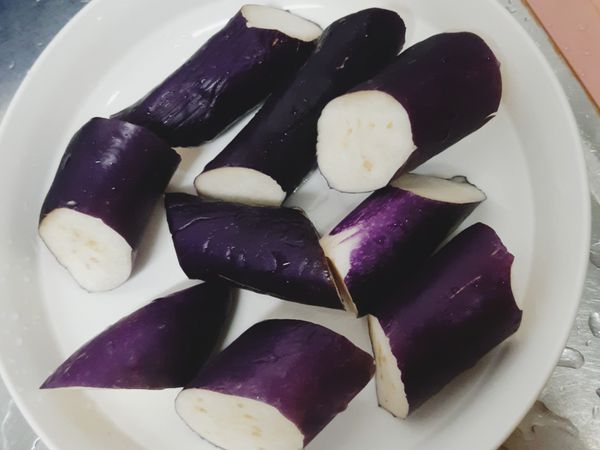 茄子洗乾淨之後切一段一段用盤子或碗裝起來(碗裡可以裝一些水)，放電鍋蒸(盤子外1~2杯水)。