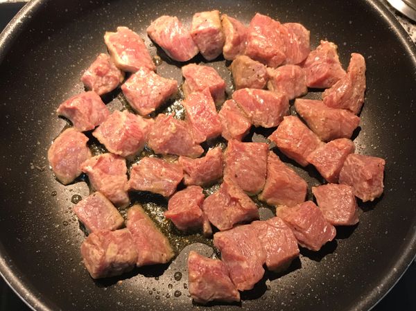 鍋燒熱下少許橄欖油，放入牛肉塊煎；