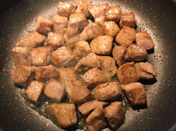 煎到牛肉上色後，夾出牛肉備用；