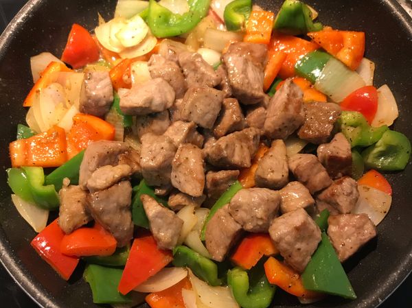 放入牛肉塊拌炒；試味道用鹽調整；