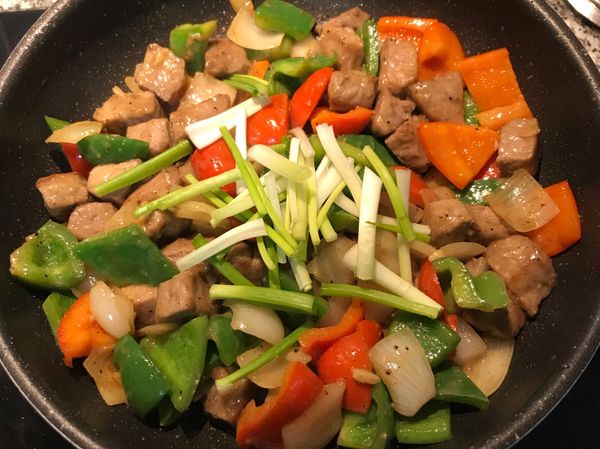 放入蔥段拌炒均勻即可。