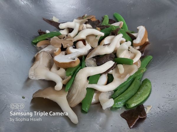 爆香蒜，蔥，加入甜豆，菇，紅蘿蔔，木耳，加一些水煮一下，煮到快要熟