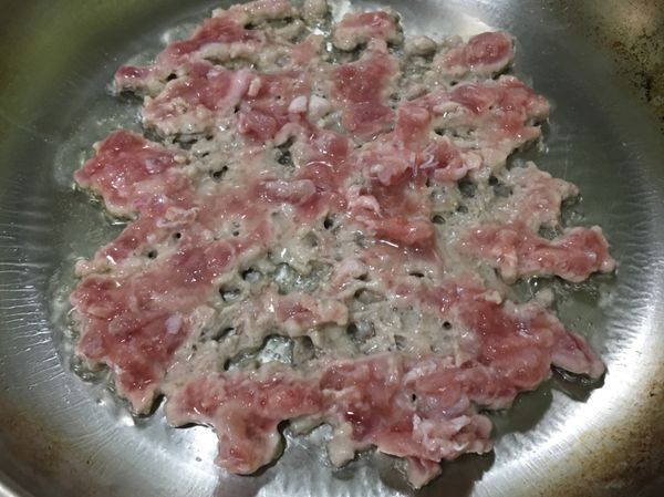 加些少量橄欖油炒豬絞肉