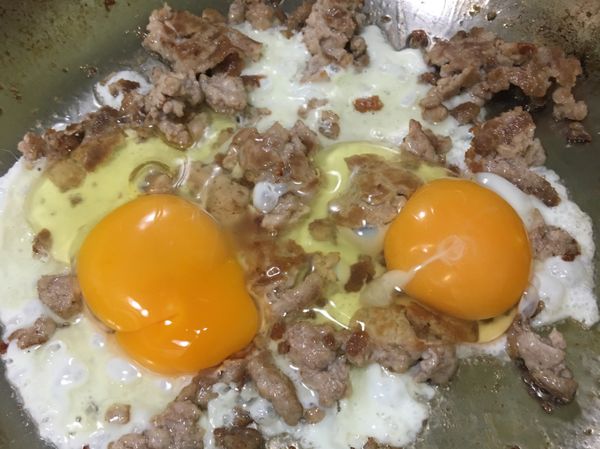 加入兩顆雞蛋散炒開來