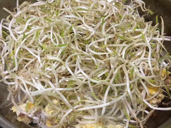 直接撲上綠豆芽菜，慢慢翻炒。