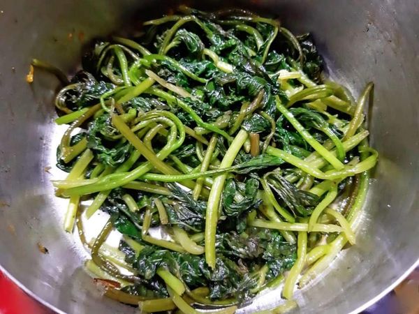 #吃後感：
_
我已經把梗子上的粗纖維都撕光了，沒想到吃的時候還是有很多咬不爛的粗纖維！地瓜葉真是太難搞了！