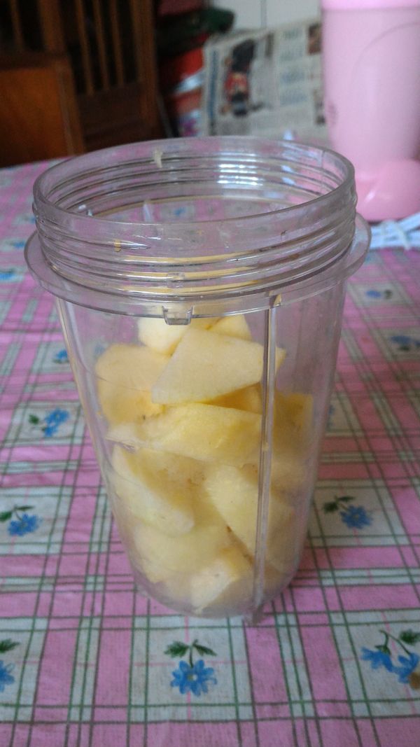 蘋果去皮，切丁放調理杯