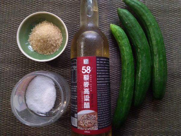 這道食材超簡單~小黃瓜、百家珍58藜麥高粱醋、糖、鹽巴