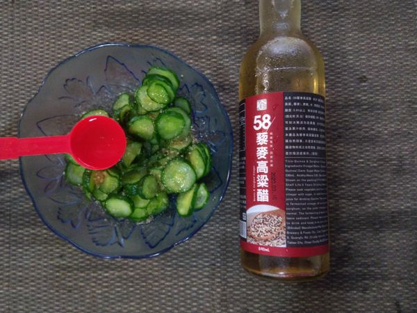 加入砂糖、58藜麥高粱醋，放入冰箱約30分鐘就入味，即可食用囉！