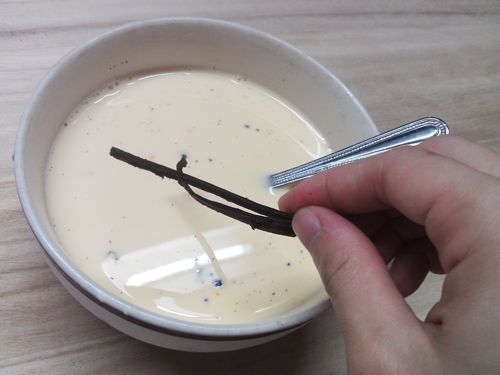 先將材料B的牛奶、雞蛋與砂糖混合攪拌均勻;再加入剖半的取籽新鮮香草莢，稍微攪拌讓香草籽能散開。