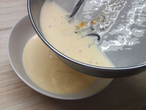 接著拿篩網過多餘的雜質。