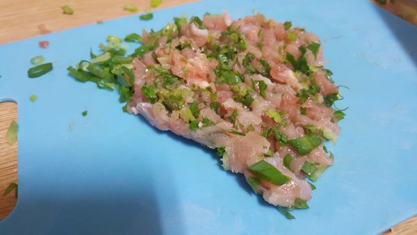 雞胸肉剁碎後與蔥拌勻.放入所有調味
*鹹度可依個個人喜好.我們家喜歡沾醬油所以我會先調稍微的鹹度