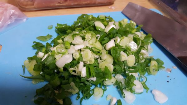 1.蔥切細珠
2.高麗菜洗淨切細(粗細依個人喜好)