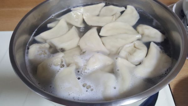 入鍋煮.第一次滾後加入冷水.再等第二次滾後水餃浮起來就可