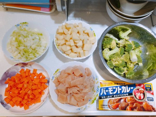 準備好食材，洋蔥、馬鈴薯、胡蘿蔔、雞肉（也可以用雞腿肉，因為我剛好有雞胸肉）都切丁，比較快熟，不用花太多時間煮喔！