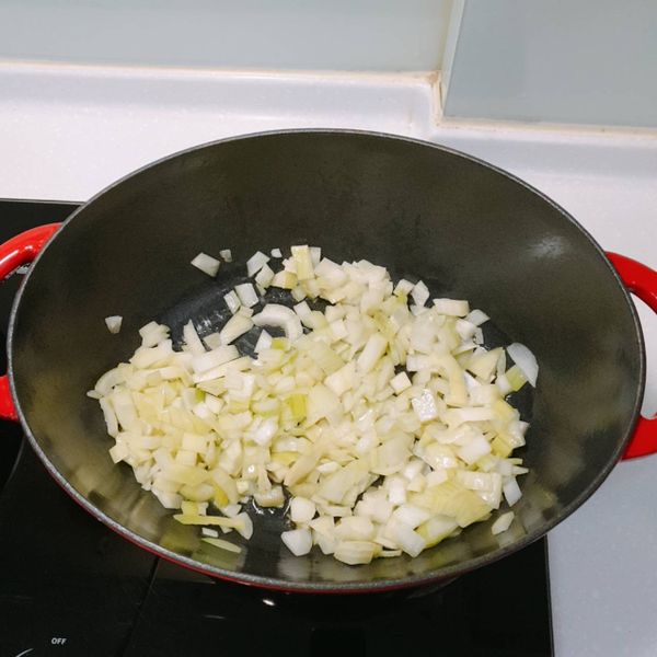 先炒洋蔥，約兩分鐘軟化。