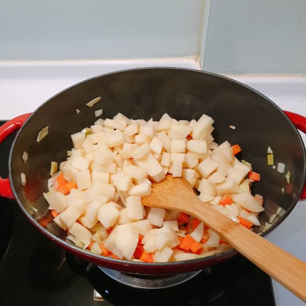 加入馬鈴薯，炒約三分鐘。