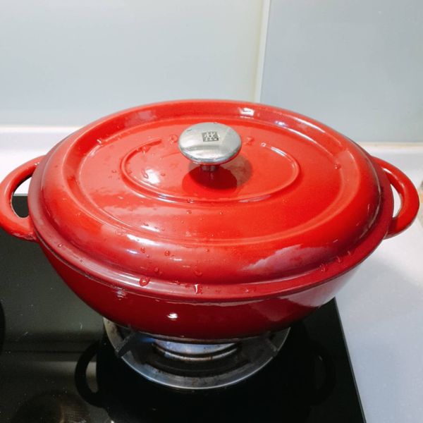 滾了之後，就蓋上鍋蓋，小火悶煮15分鐘。