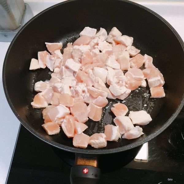 雞肉用另一鍋炒一下，大概七分熟了就可以，目的是可以去雞肉腥味等，不會毀了等一下的咖哩鍋，那樣還要撈掉肉的油水等。
