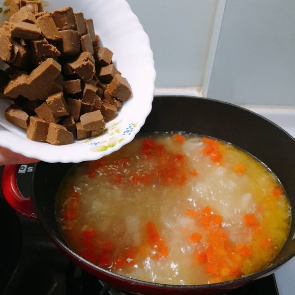 悶煮15分鐘後，檢查胡蘿蔔熟了沒，用筷子可以刺穿就是可以了，然後咖哩塊切小塊準備加入鍋中，但不要一次全丟進去，可以看看湯的濃度是你想要的嗎？喜歡吃很濃的就可以整包都加入。要記得攪動，不要讓咖哩塊沉在底，這樣很容易燒焦喔！