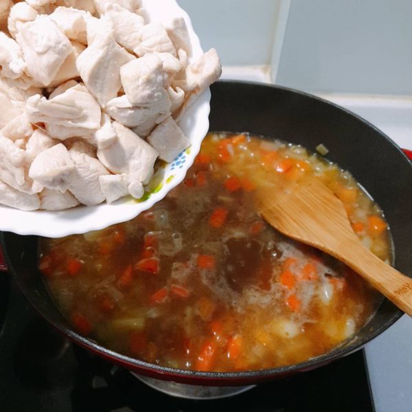 再加入已經稍微煎過的雞肉，然後繼續攪動一下，再蓋上鍋蓋悶五分鐘後熄火。