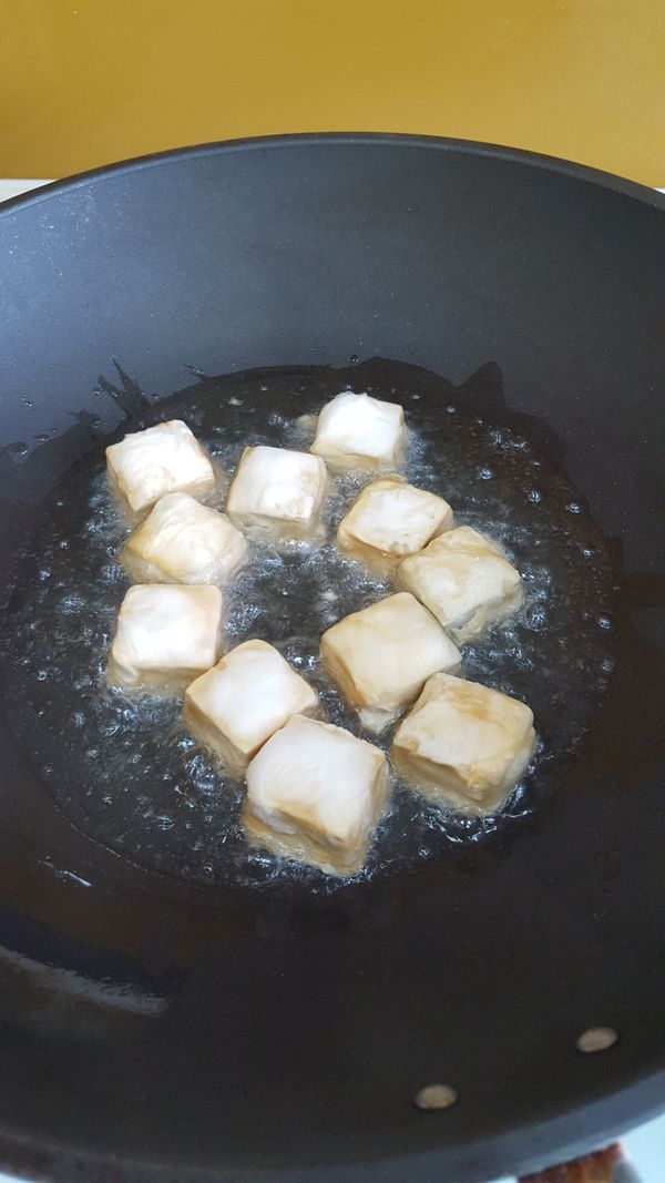 把上面的毛菌包好下油鍋煎